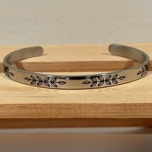 🥳BOGO! NWT Silver Cuff Bracelet w Black Leaf Design. Friends Are Family
